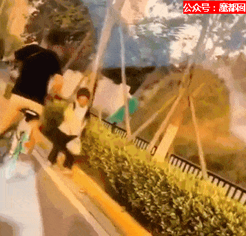 视频曝光！中国男子残忍摔打幼童致死激起全网公愤，母亲一旁拍摄未阻止，律师：拍摄者如有意配合或构成共犯（视频/组图） - 39