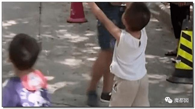 视频曝光！中国男子残忍摔打幼童致死激起全网公愤，母亲一旁拍摄未阻止，律师：拍摄者如有意配合或构成共犯（视频/组图） - 60