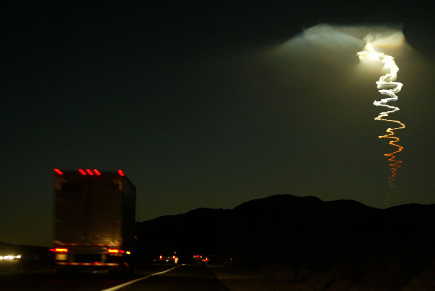 图为2002年9月19日时，一枚无弹头的民兵3型洲际导弹在美国加州范登堡空军基地发射升空后的景象。 类似的烟云与反导实验留下的轨迹颇有相近之处。（Getty）