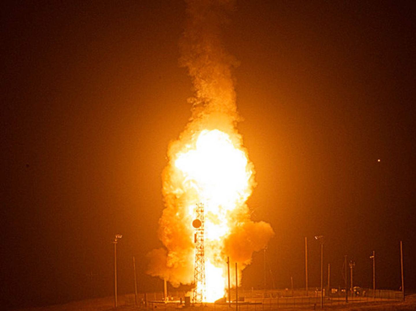 8月4日凌晨0时21分，美国空军全球打击司令部在加利福尼亚州范登堡空军基地发射了一枚未安装弹头的民兵3型（Minuteman III）洲际弹道导弹。该弹搭载了试验了三枚没有装配弹头的“再入飞行器”，其射程为4,200英里。（美国空军全球打击司令部官网）