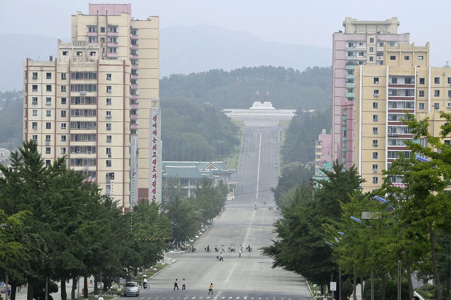 朝鲜出现疑似新冠肺炎病例，朝鲜劳动党中央委员会政治局于7月25日在党中央本部大楼召开了紧急扩大会议，朝鲜最高领导人金正恩出席会议。 （AP）