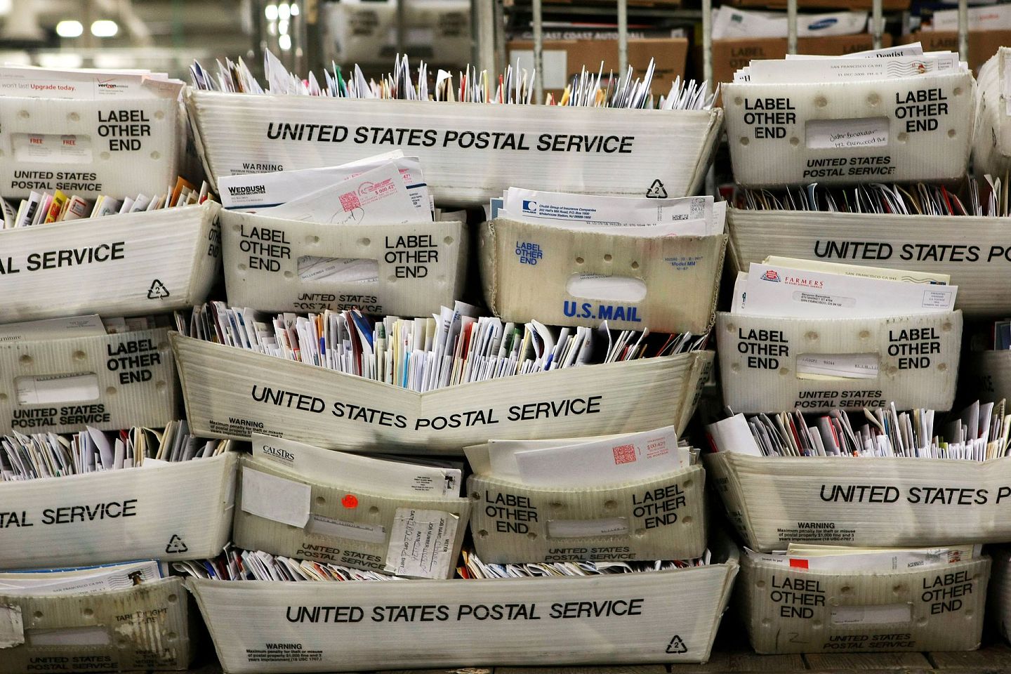 各大美国媒体都有引述邮务人员指新制之下部份分派中心出现邮件堆积的情况。（GettyImages）