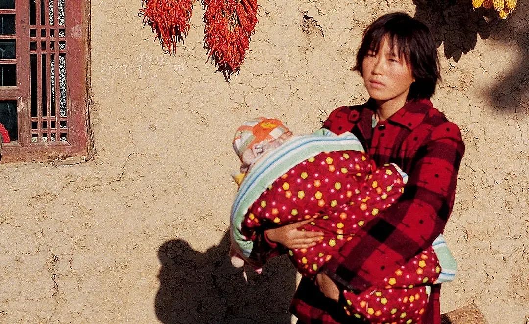 这个16岁笑着逃到中国的女孩 42岁带着绝育环饿死了（组图） - 10