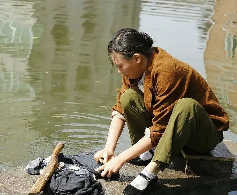 这个16岁笑着逃到中国的女孩 42岁带着绝育环饿死了（组图） - 12
