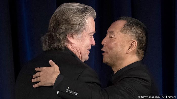 Guo Wengui und Steve Bannon (Getty Images/AFP/D. Emmert)