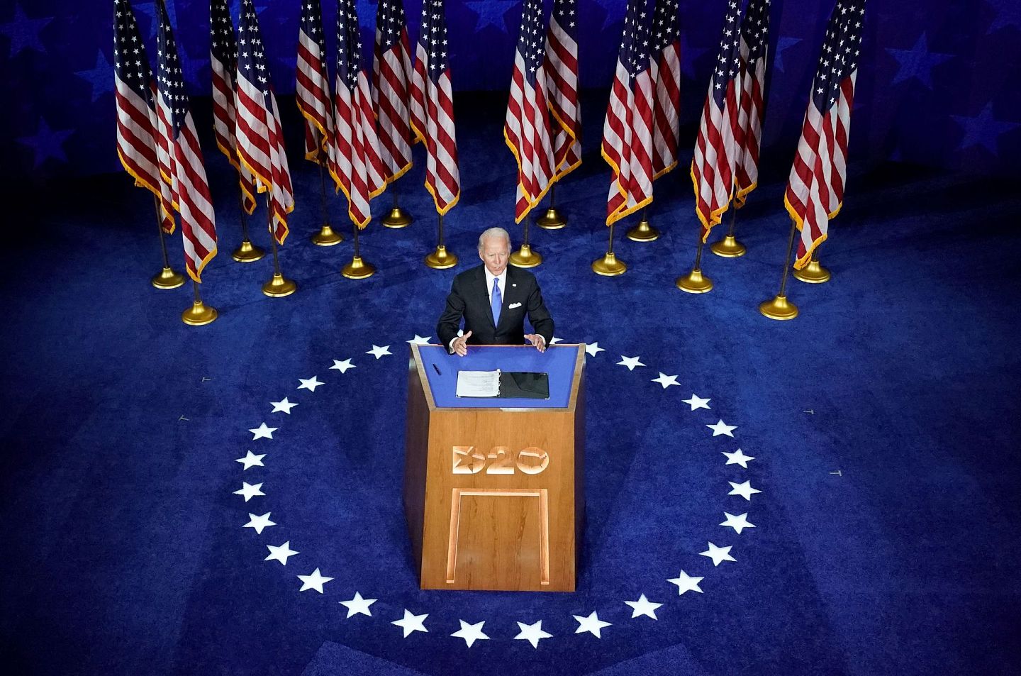 2020年8月20日，拜登在美国民主党全国代表大会的最后一晚发表主旨演讲，提出“现在，我们陷入了美国有史以来最艰难的时刻”。（Reuters）