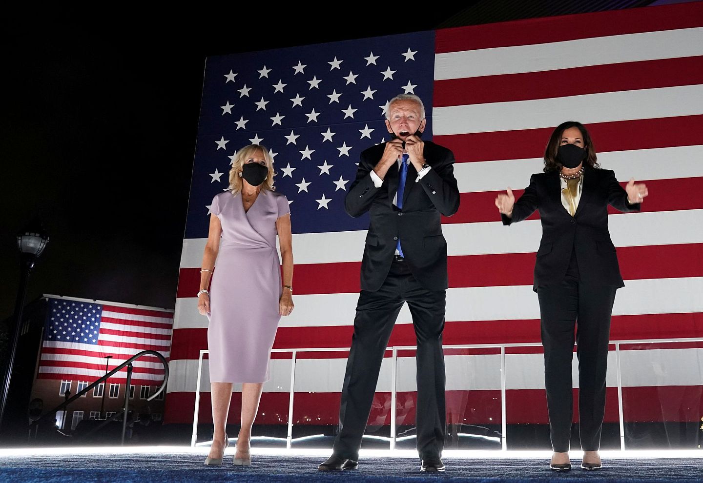 在发表主旨演讲现场，拜登（中）与妻子吉尔·拜登（Jill Biden，左）以及竞选搭档贺锦丽亮相。（Reuters）