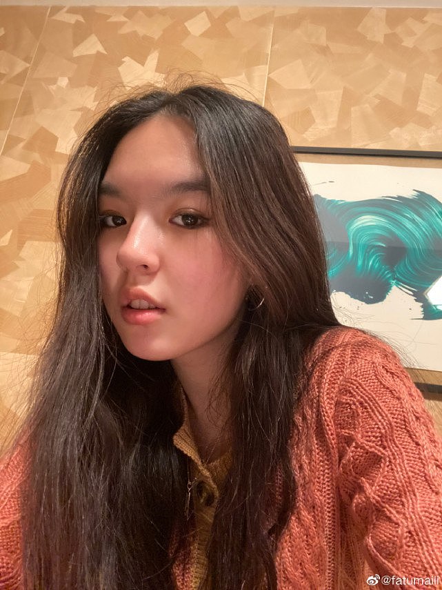 李咏女儿晒近照，坐沙发上耍酷秀小蛮腰，哈文站姿霸气表白女儿：爱你（组图） - 8