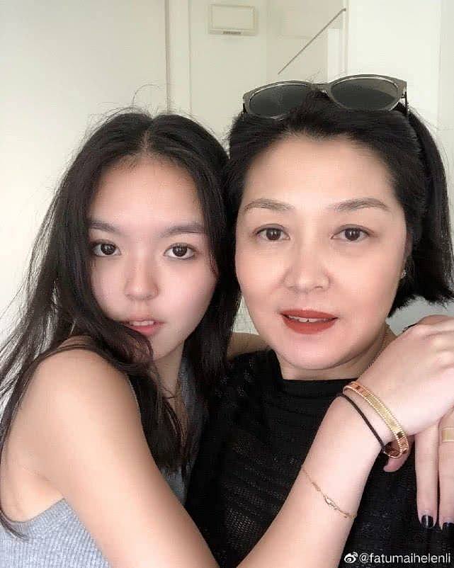 李咏女儿晒近照，坐沙发上耍酷秀小蛮腰，哈文站姿霸气表白女儿：爱你（组图） - 9