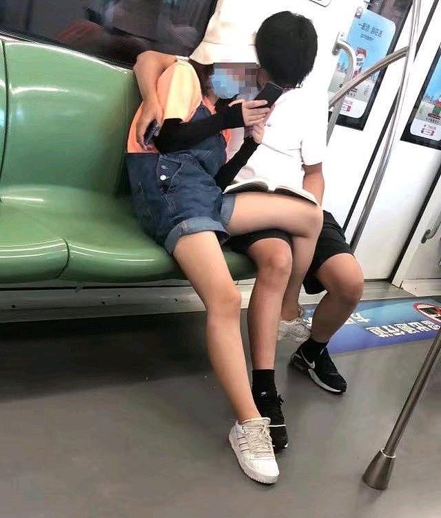 男女地铁上摆不雅姿势被拍，扑倒卧躺行为暧昧，网友问尺度在哪里？