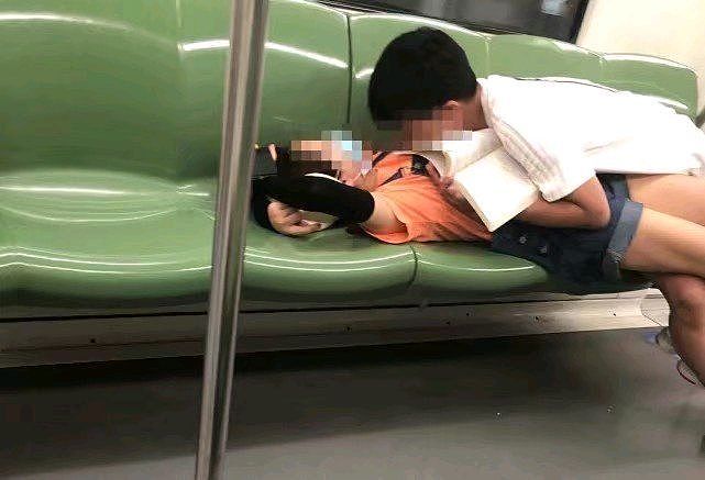 男女地铁上摆不雅姿势被拍，扑倒卧躺行为暧昧，网友问尺度在哪里？