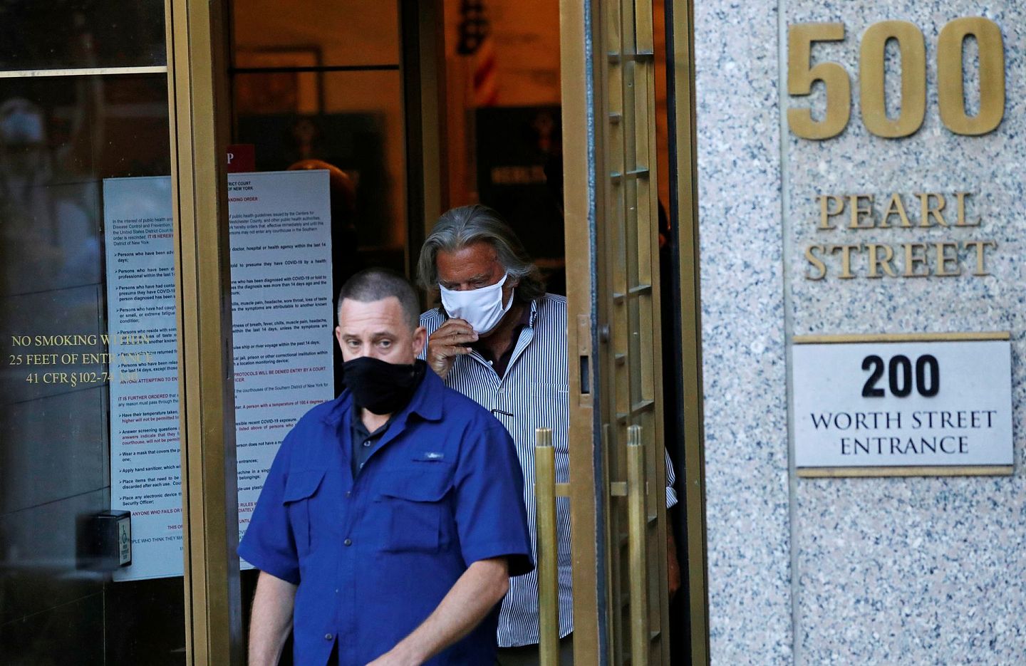 在结束听证会后，班农面戴口罩出现在公众面前。（Reuters）