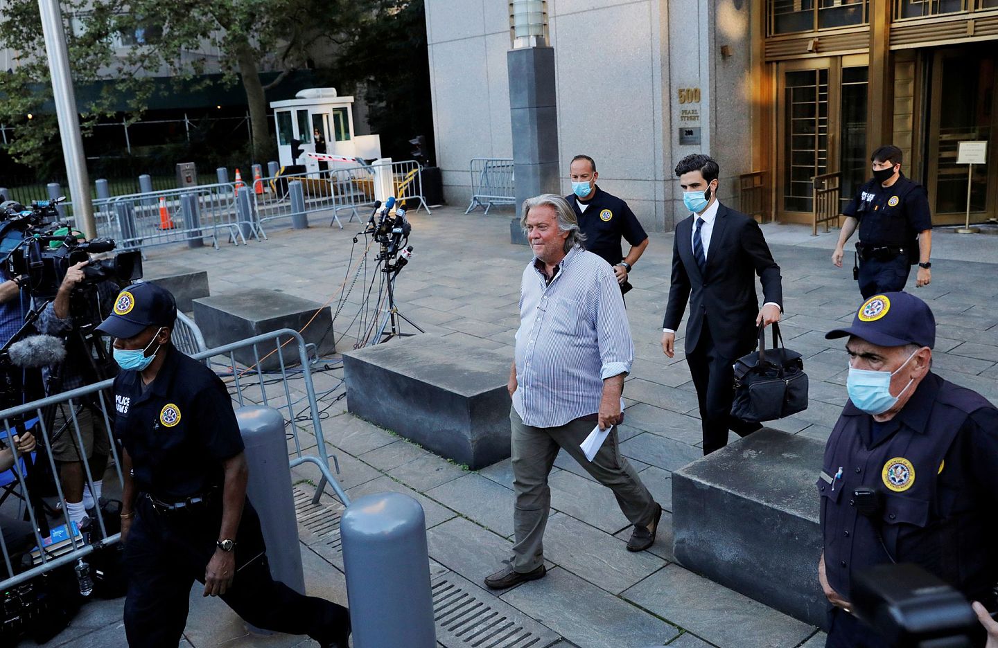 班农已经获得假释，下一次审前听证会将于8月31日举行，下一次班农还能保持如此轻松吗？（Reuters）