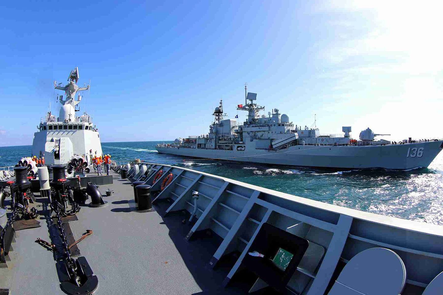 中国解放军东部战区海军某驱逐舰支队出海训练掠影（微博@国防时报）