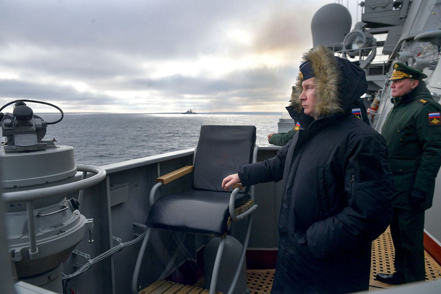 2020年1月9日星期四，俄罗斯总统普京在克里米亚黑海乌斯季诺夫元帅导弹巡洋舰上观看海军演习。演习包括军舰和飞机向演习目标发射导弹。（AP）