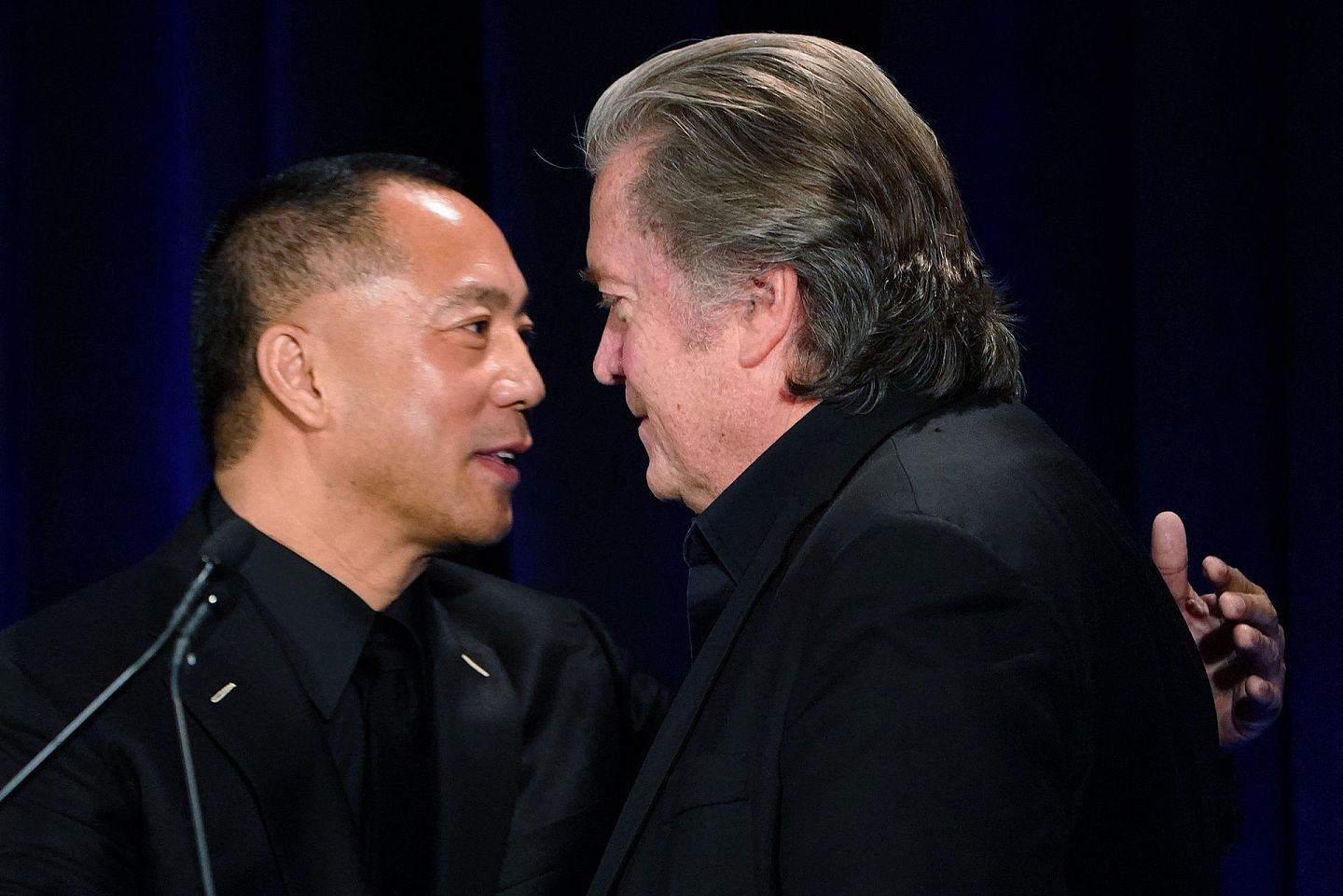 2018年11月20日，郭文贵（左）与美国白宫前智库班农在美国纽约举办新闻发布会。（Reuters）