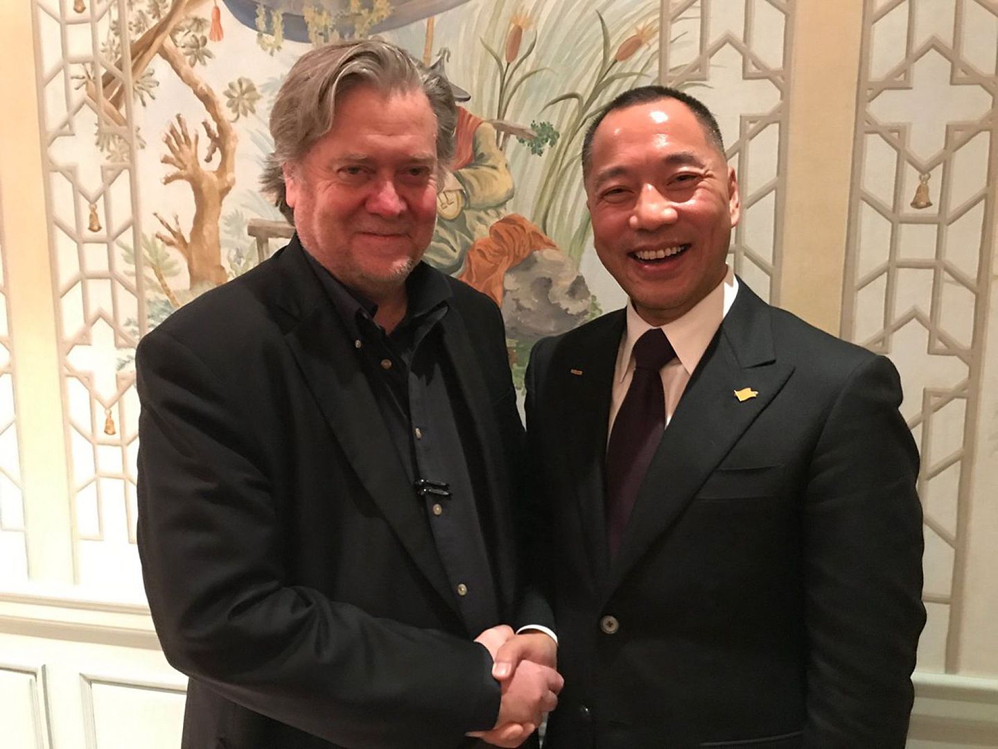 郭文贵与班农联系已久。图为2017年10月10日，班农（左）在纽约与郭文贵会面。（Twitter@KwokMiles）