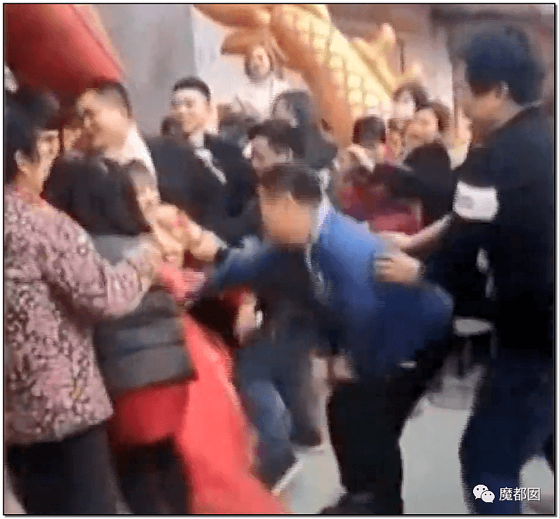 愤怒！网络热传多名中国未成年男性轮奸一名未成年女性，她全程死命挣扎，画面不堪入目（视频/组图） - 39