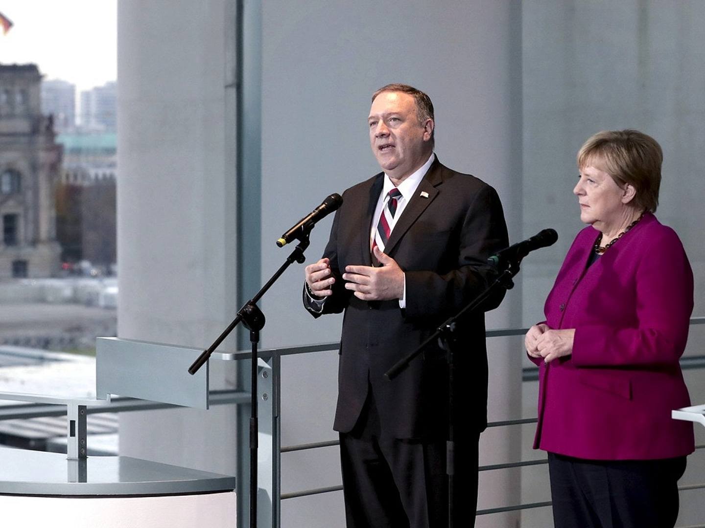 蓬佩奥（左）会见德国总理默克尔（Angela Merkel）期间，以网络安全为由呼吁德国将华为公司排除在5G网络建设之外。（AP）