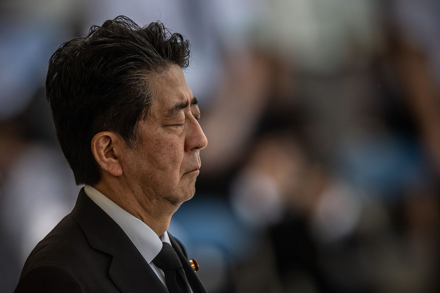 截至2020年8月24日，日本首相安倍晋三成为日本连续执政时间最长首相。图为8月9日，安倍晋三在长崎原子弹爆炸75周年和平纪念仪式中闭上双眼默哀。（Getty）