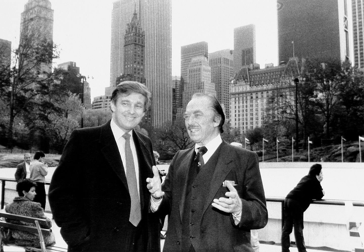 特朗普：特朗普父亲弗雷德（Fred Trump）是一名出色的房地产商人，特朗普大学毕业后进入父亲的公司工作。 图为二人在1987年11月的合照。 （Getty）