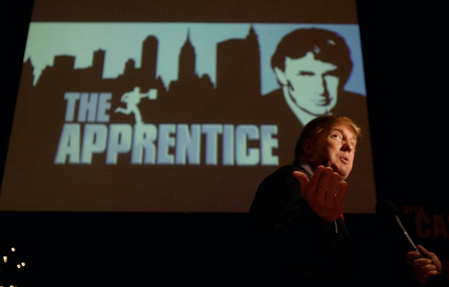 特朗普：特朗普在2004年成為真人騷《飛黃騰達》（The Apprentice）主持人。圖為同年7月他為節目第三季選角。（AP）