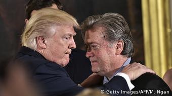 USA Trump und Bannon (Getty Images/AFP/M. Ngan)