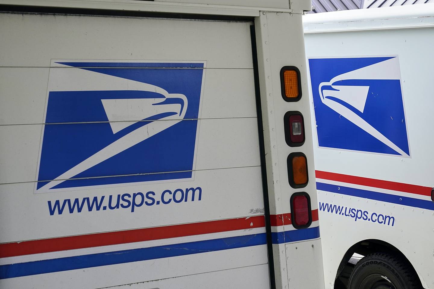 图为2020年8月18日，美国内布拉斯加州的邮局外面泊有邮政车。 （AP）