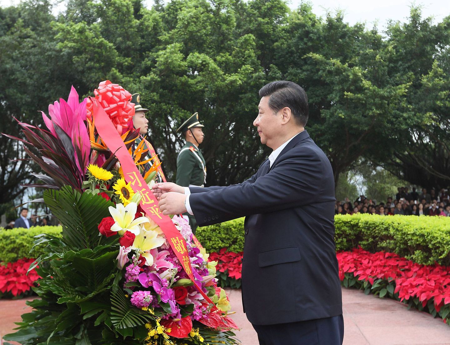 2012年12月，中国国家主席习近平在深圳考察时，在莲花山公园向中国前领导人邓小平铜像献花篮。（新华社）