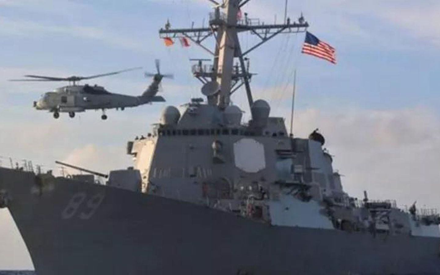 8月17日，美国的“马斯廷”号驱逐舰与日本“凉月”号驱逐舰在东海举行了联合演习。（微信公号@政知道）