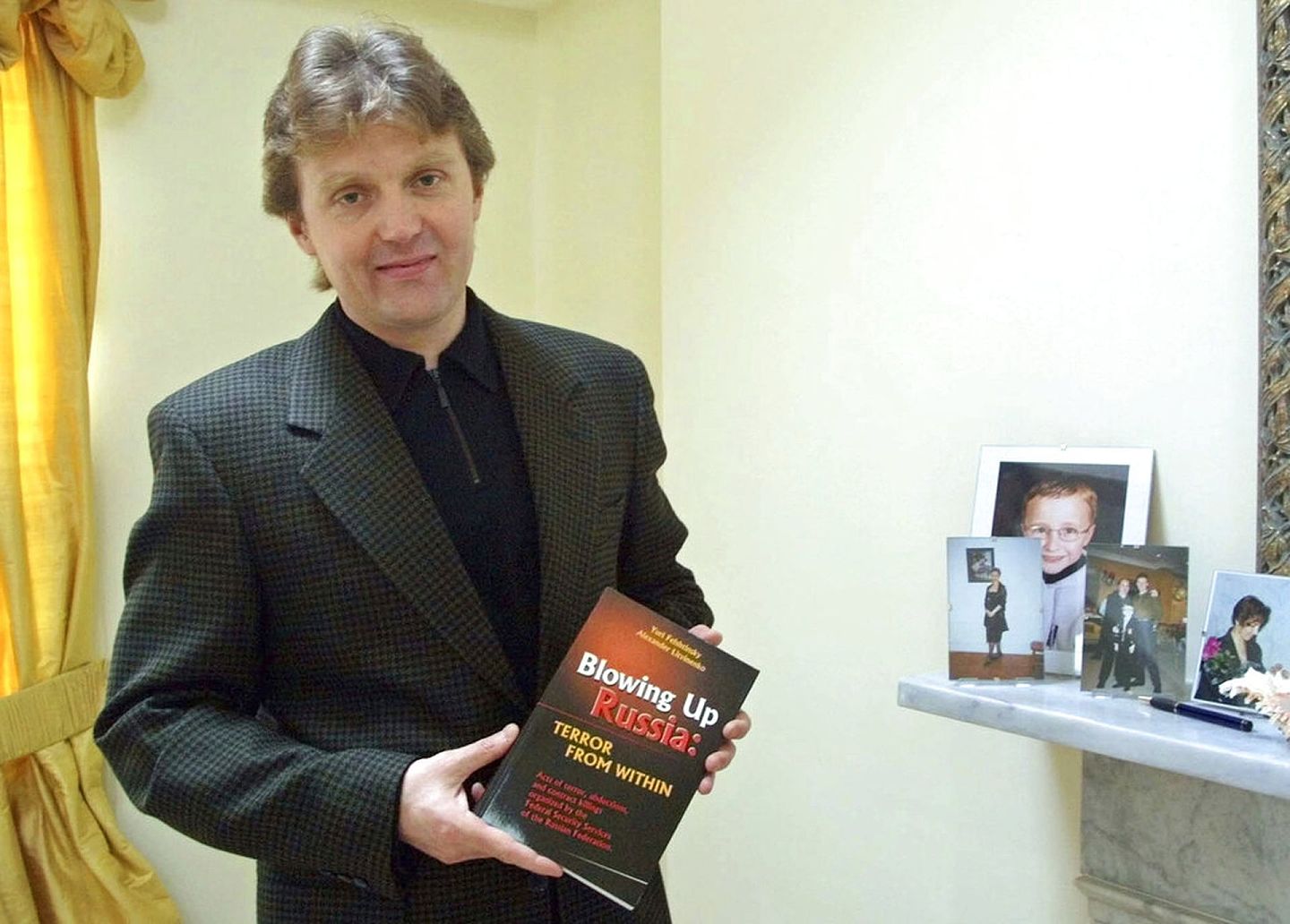 俄罗斯前KGB及FSB（联邦安全局）特工利特维年科生前著有《惊爆俄罗斯：来自内部的恐怖威胁》（Blowing up Russia : terror from within）一书，图为他2002年5月10日在其英国伦敦家中拍照。（AP）