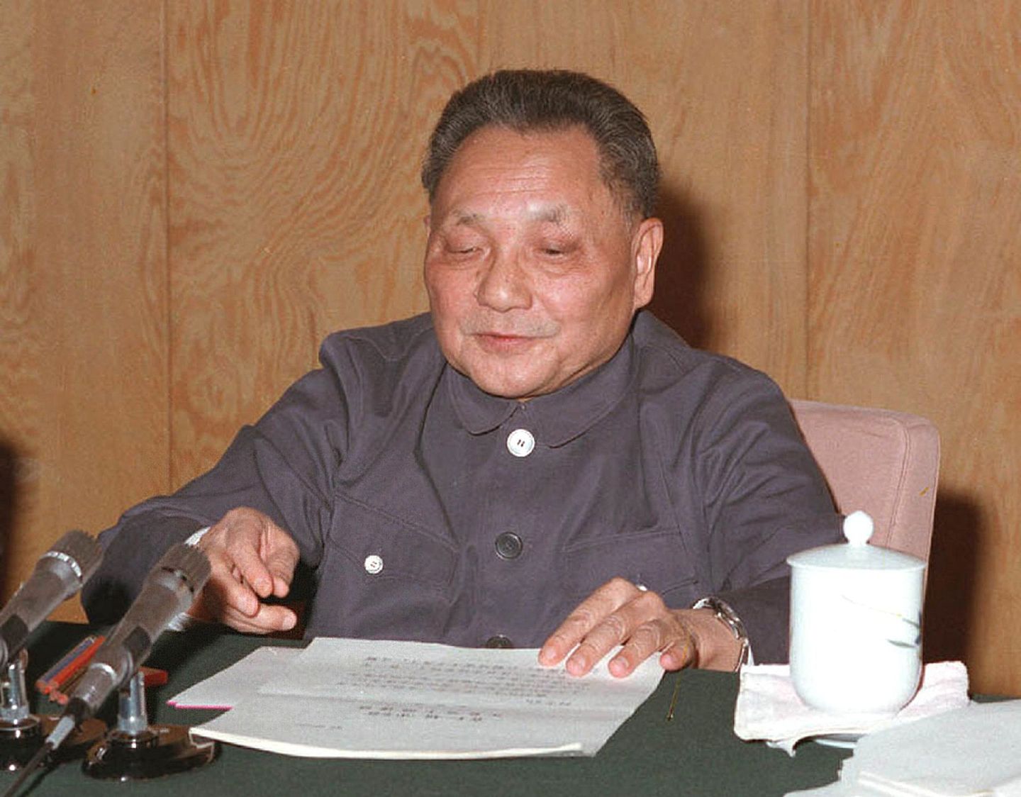 1978年12月18日， 邓小平在十一届三中全会上讲话。（新华社）