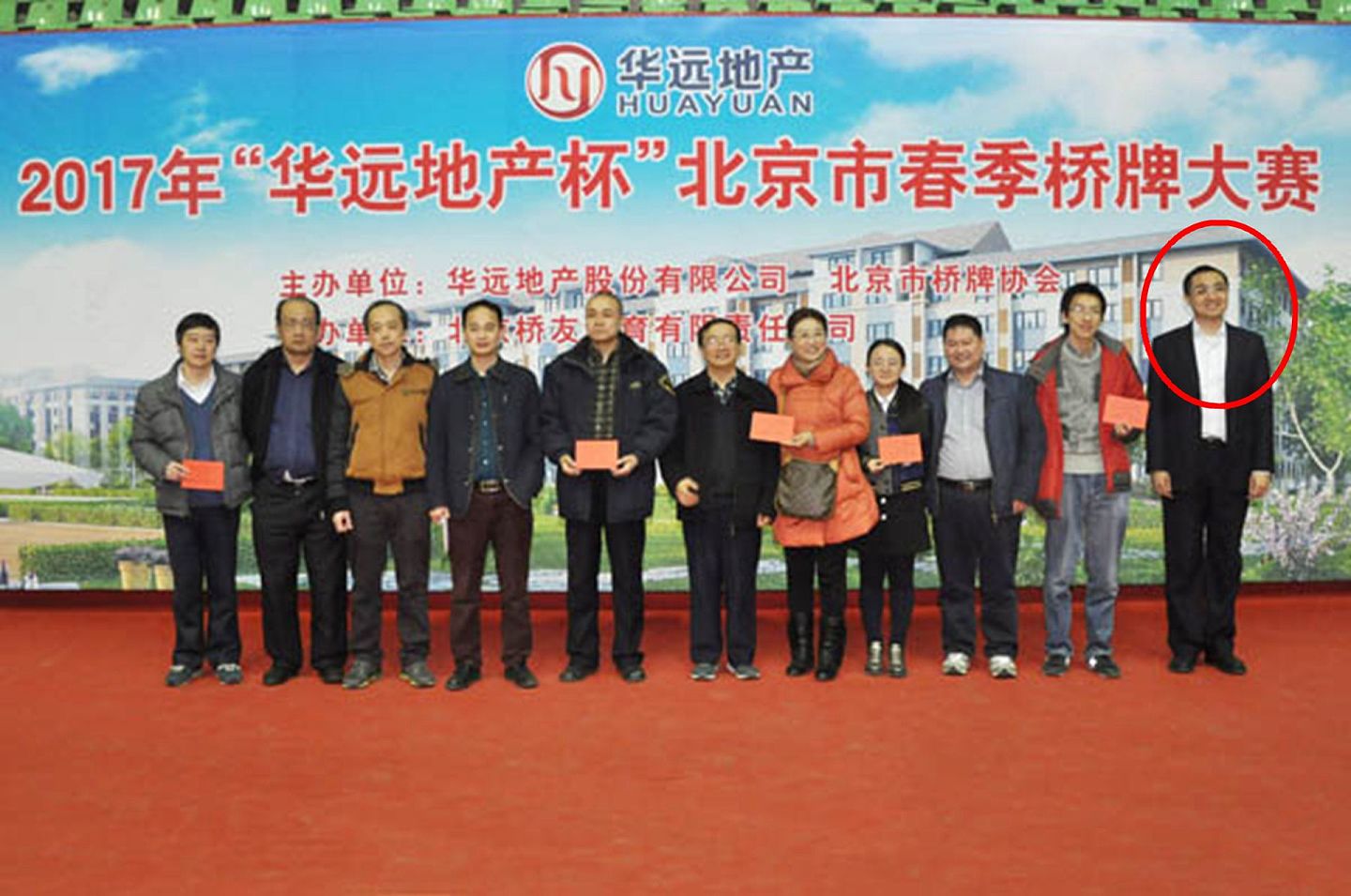 2017年3月，邓卓棣（右一）现身北京桥牌大赛。（中国桥牌网）
