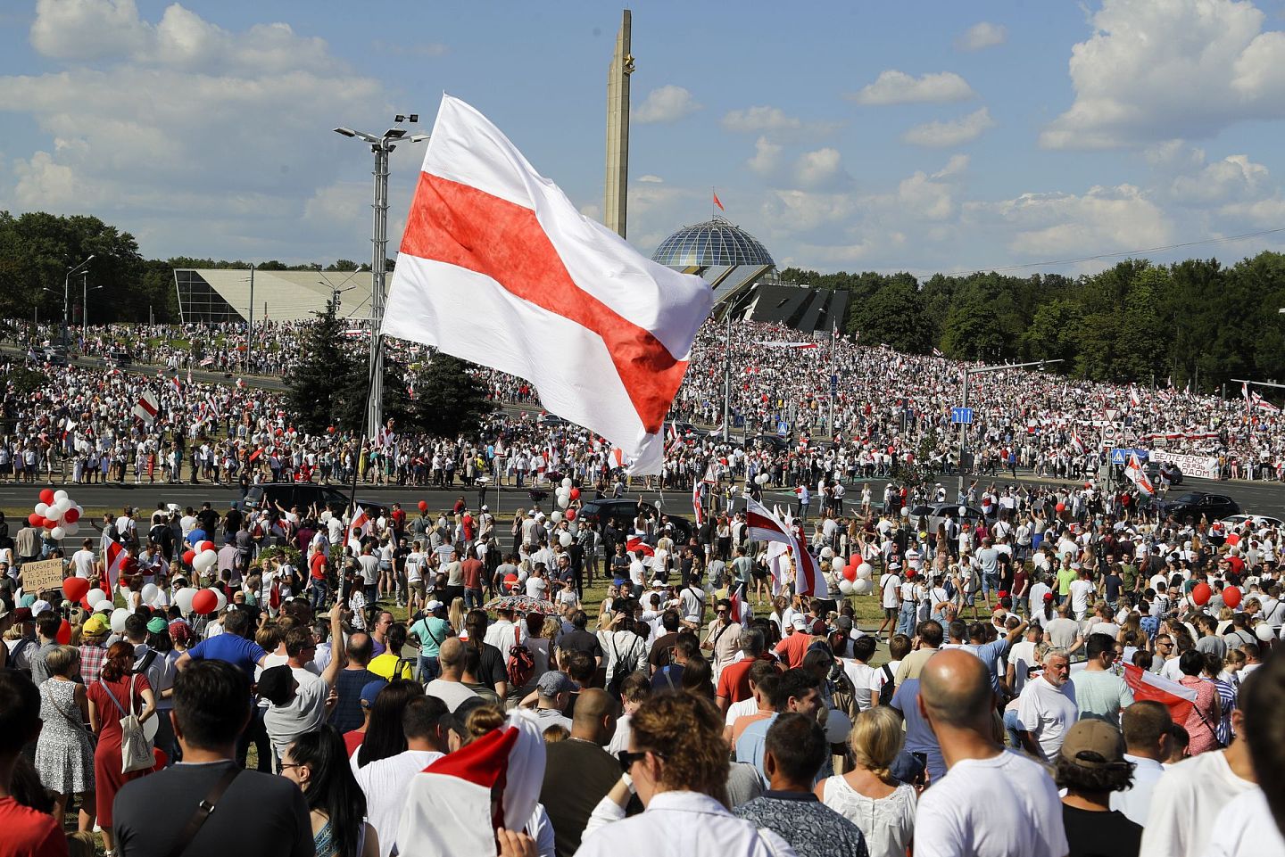 英国广播公司称，成千上万的反对派参加“自由大游行”（March for Freedom）抗议卢卡申科通过选举舞弊连任总统。（AP）