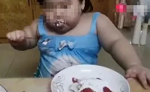 3岁女孩被爸妈喂到70斤当吃播赚钱 网友气炸了（组图） - 4