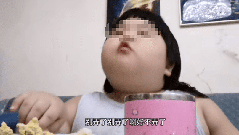 3岁女孩被爸妈喂到70斤当吃播赚钱 网友气炸了（组图） - 10