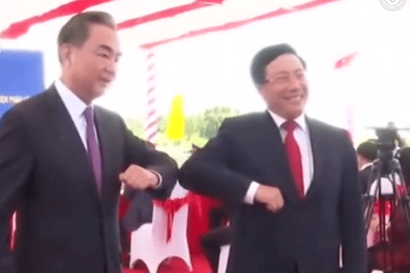 北京时间8月24日，王毅（左）和范平明在广西参加中越陆地边界划界二十周年和勘界立碑十周年纪念活动。（秒拍视频截图）