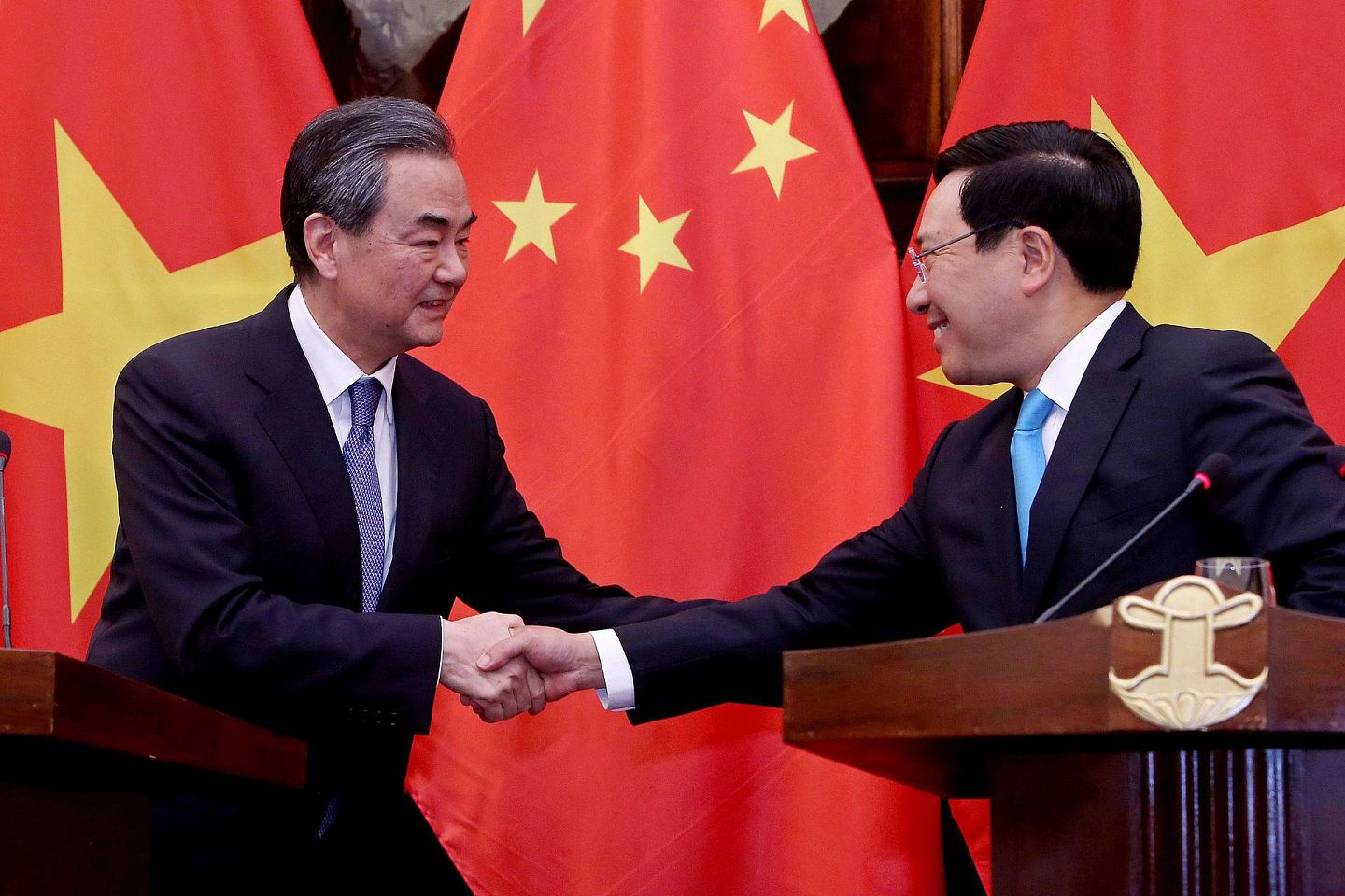 王毅（左）表示希望找到长久解决办法，共同维护好南海的和平稳定。（VCG）