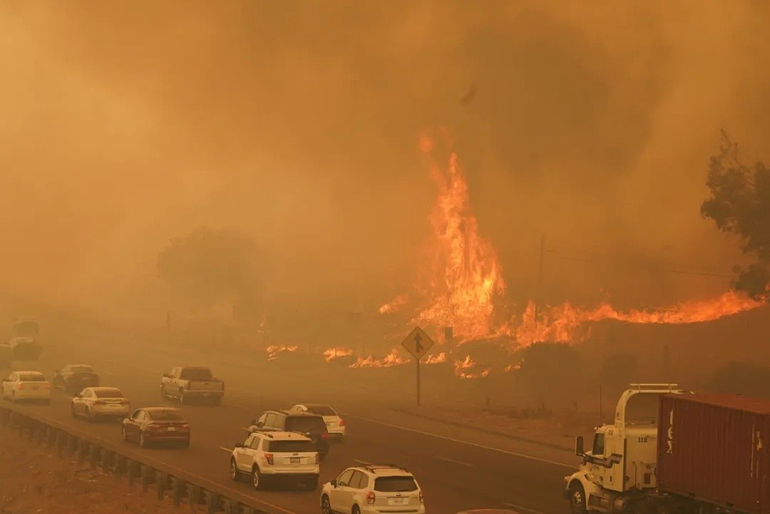 美国陷入史上最大规模山火灾害中，17万人撤离！加州州长向澳洲求助（组图） - 23