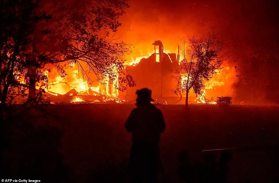 美国陷入史上最大规模山火灾害中，17万人撤离！加州州长向澳洲求助（组图） - 26