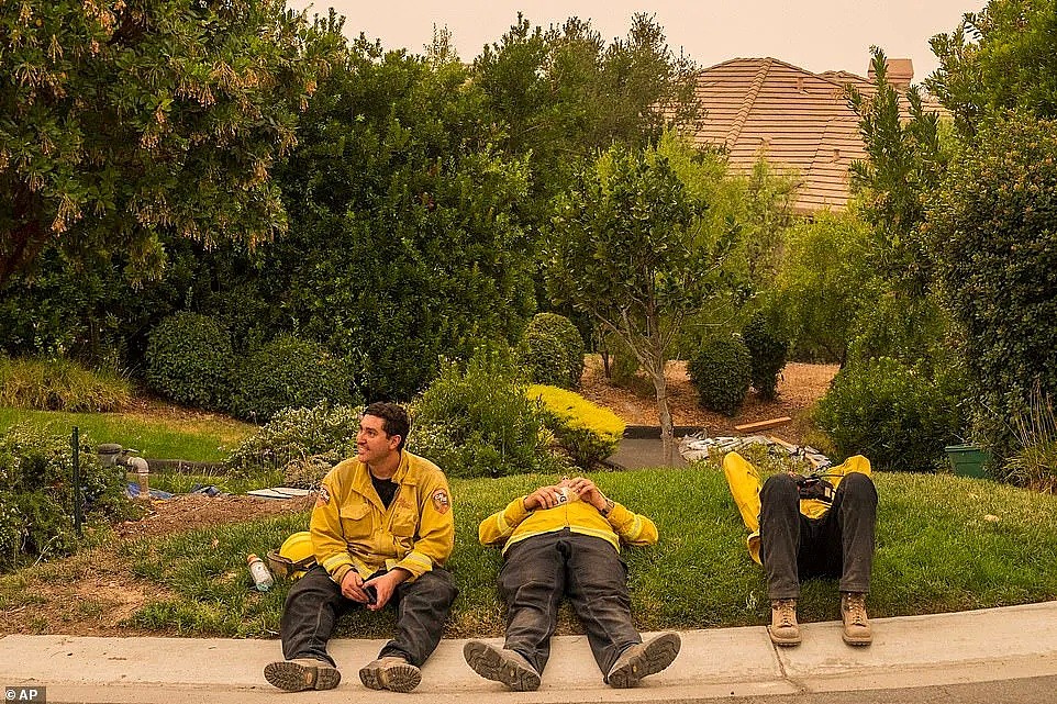 美国陷入史上最大规模山火灾害中，17万人撤离！加州州长向澳洲求助（组图） - 40