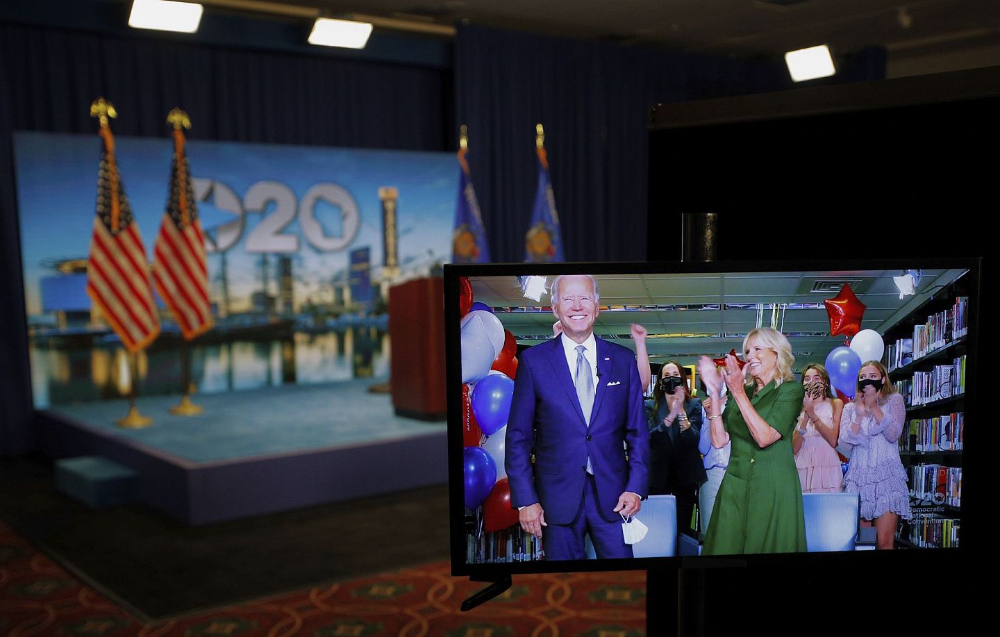 8月18日，拜登正式被民主党提名为总统候选人，拜登与妻子吉尔（Jill Biden）和孙子们一同出现在视频中。（AP）