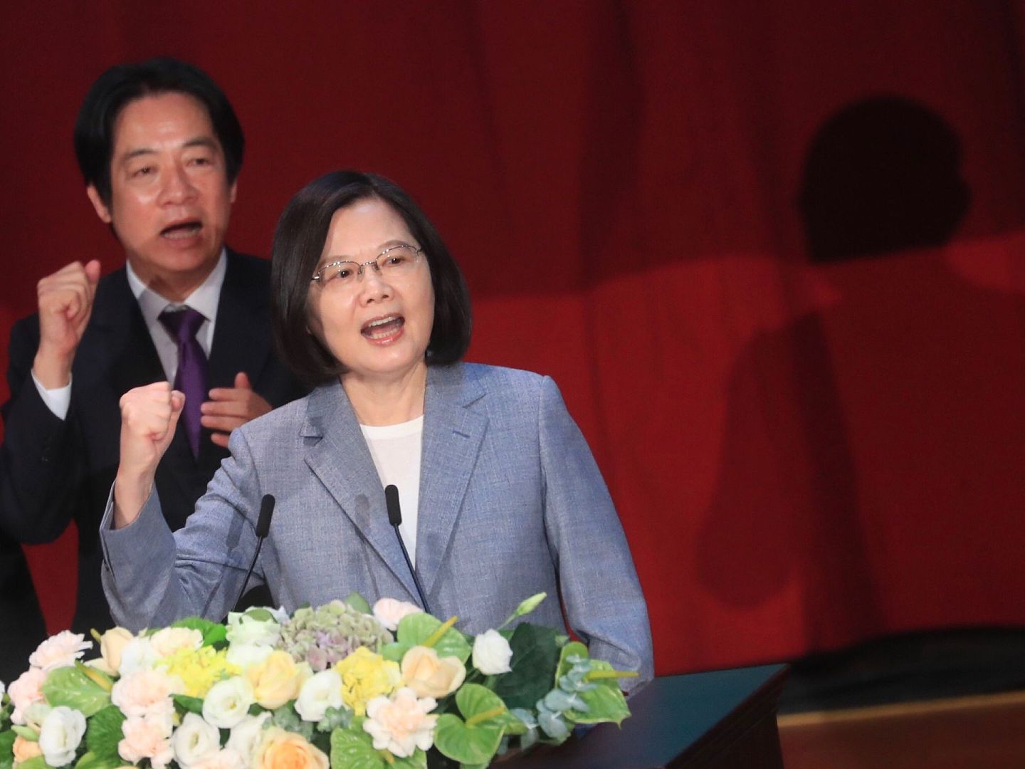 蔡英文在两岸关系上的立场逐渐转变。为了在2020年台湾领导人大选中胜出，蔡英文不惜找来“台独工作者”赖清德与自己搭档，最后高票胜选。（中央社）