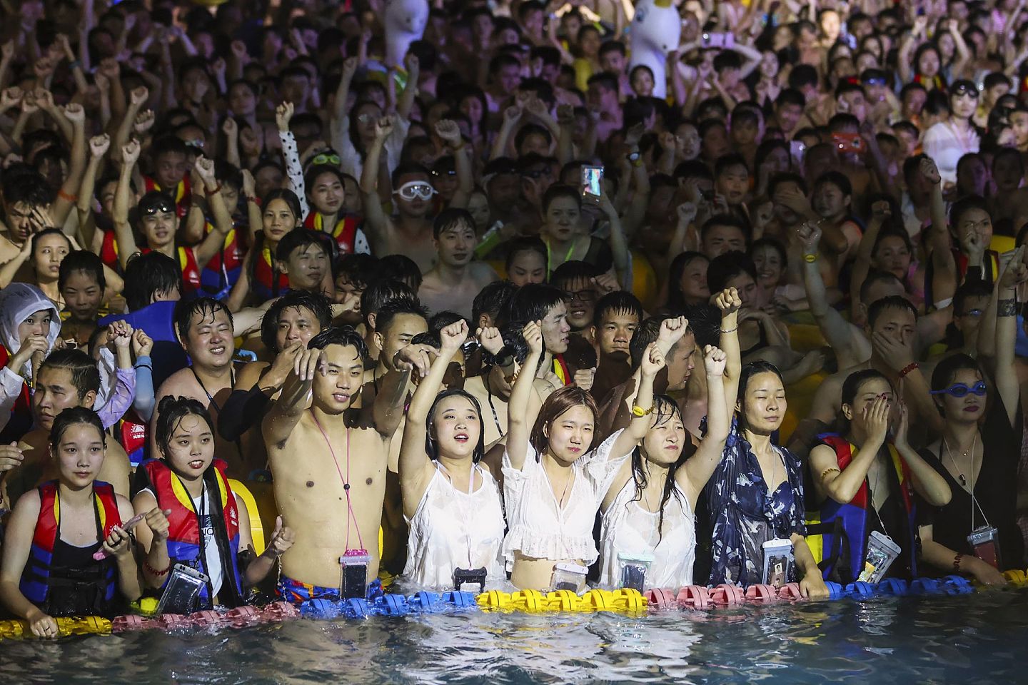8月15日武汉玛雅海滩水公园电音节的狂欢场景令外界震惊武汉的恢复速度。（Getty）