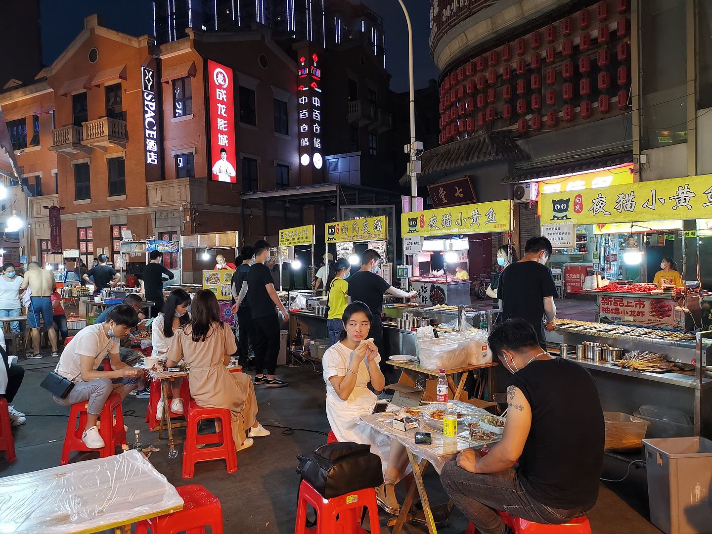 2020年6月，武汉的社会秩序已经逐渐恢复，在傍晚的街头夜市，随处可见市民在大排档享受美食。（人民视觉）