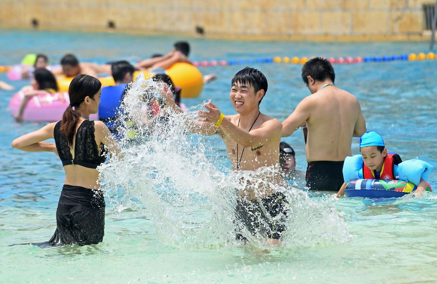 武汉市民选择在海滩公园消暑是每年最受热捧的休闲活动，其实早在2020年6月之时，就已经有游客在开放的水上公园戏水度夏。（人民视觉）