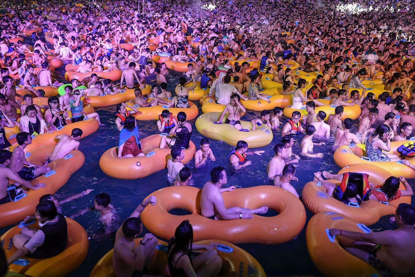 8月15日，曾是“疫情中心”的武汉在当地的玛雅海滩水公园举办了电音节，现场人山人海。武汉当下的生活状态在外网引起巨大关注。（Getty）