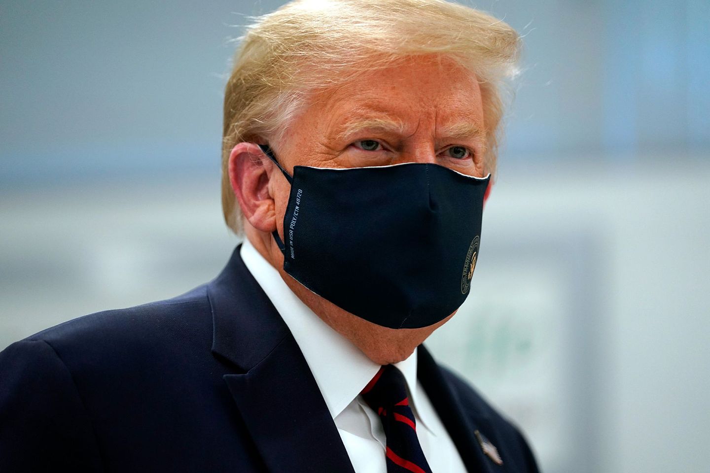 美国对新冠疫情的态度发生了转变，“戴上口罩”的特朗普正在努力迎合美国民众的抗疫情绪。(AP ）