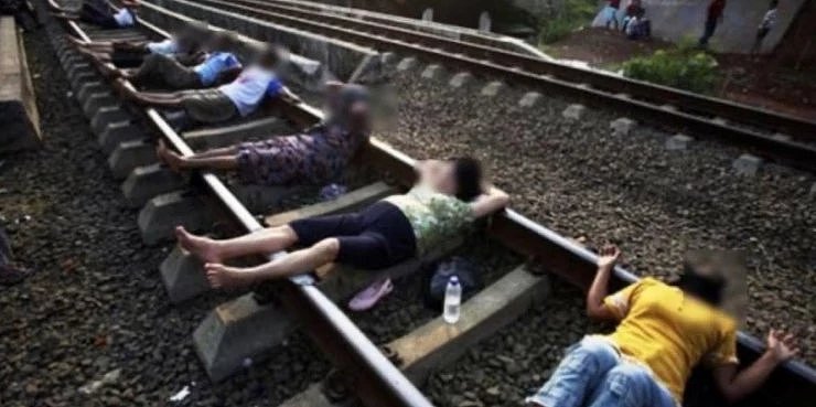 奇葩！为治愈疾病，印尼村民竟纷纷排队躺铁轨，声称可保障健康