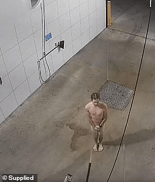 视频曝光！澳男竟溜进洗车房冲澡，赤身裸体，手捂私处疯狂自嗨（视频/组图） - 3